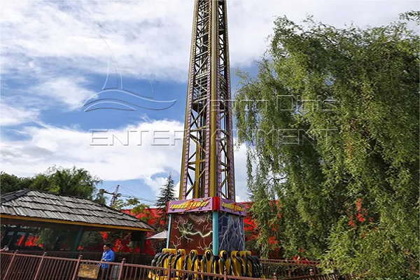 Giant Gyro Drop Thrill Ride in Scenic Spots